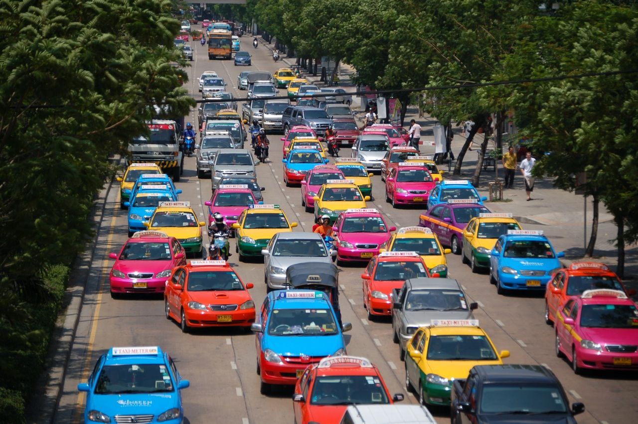 Авто бангкок. Такси Бангкок. Разноцветные машины. Много машин. Машина в разных цветах.